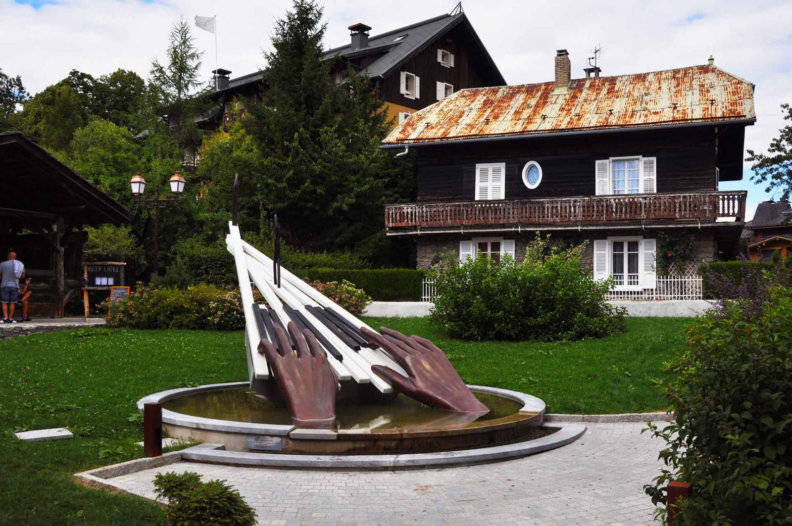 Sculpture « My Way » à Megève par l’artiste local Pierre Margara Sculpture « My Way » à Megève par l’artiste local Pierre Margara
